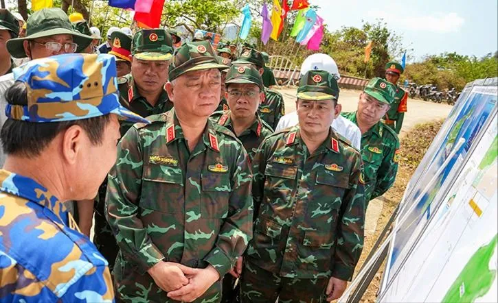 Thượng tướng Nguyễn Quang Ngọc và các thành viên đoàn công tác nghe báo cáo tình hình thi công dự án Cảng Hòn Khoai. Ảnh: PHÚ QUANG