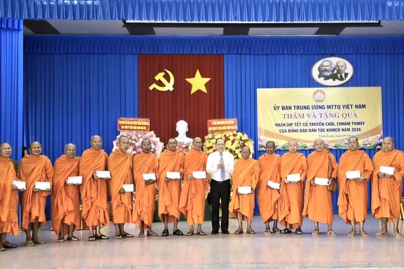 Ông Hoàng Công Thủy, Phó Chủ tịch Ủy ban Trung ương MTTQ Việt Nam tặng quà cho các vị sư sãi đại diện Hội Đoàn kết sư sãi yêu nước tỉnh Vĩnh Long. Ảnh: CẢNH KỲ