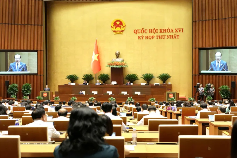 Chủ nhiệm Ủy ban Pháp luật và Tư pháp của Quốc hội Phan Chí Hiếu trình bày tờ trình về bổ sung chương trình kỳ họp thứ nhất Quốc hội khóa XVI. Ảnh: QUANG PHÚC 