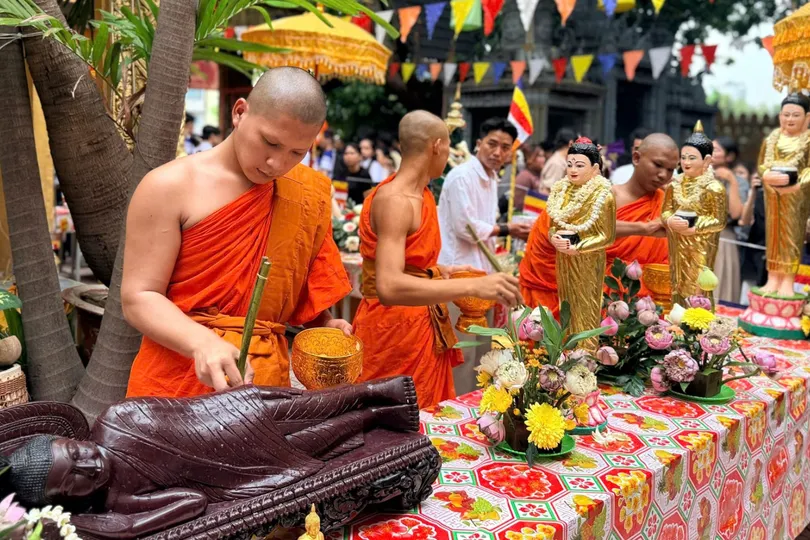 Đông đảo người dân tham dự nghi lễ tắm Phật trong Tết Chôl Chnăm Thmây