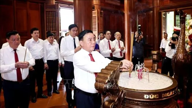 Đồng chí Trần Cẩm Tú, Ủy viên Bộ Chính trị, Thường trực Ban Bí thư dâng hương tưởng niệm Chủ tịch Hồ Chí Minh. Ảnh: TTXVN