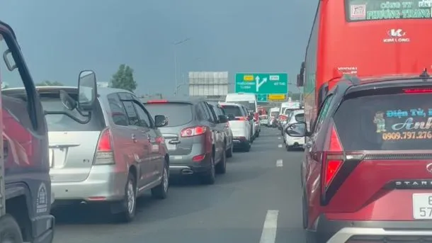 Người dân trở lại TPHCM đông, cửa ngõ miền Tây kẹt xe kéo dài