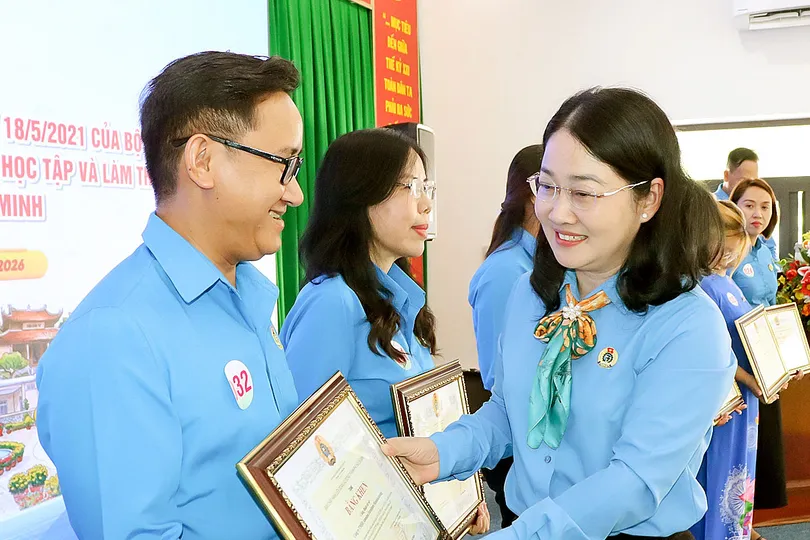 Phó Chủ tịch Liên đoàn Lao động TPHCM Nguyễn Kim Loan trao bằng khen đến tập thể tiêu biểu tại hội nghị sơ kết 5 năm thực hiện Kết luận 01-KL/TW ngày 18-5-2021 của Bộ Chính trị, ở đặc khu Côn Đảo (TPHCM), ngày 7-5-2026. Ảnh: THÁI PHƯƠNG