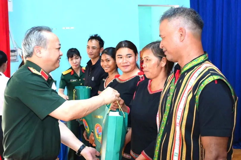 Binh đoàn 15 tặng quà cho già làng vùng biên giới 