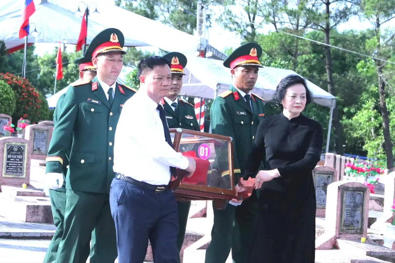 Phó Thủ tướng Phạm Thị Thanh Trà, lãnh đạo tỉnh Nghệ An cùng các đại biểu di chuyển hài cốt liệt sĩ về nơi an nghỉ cuối cùng 
