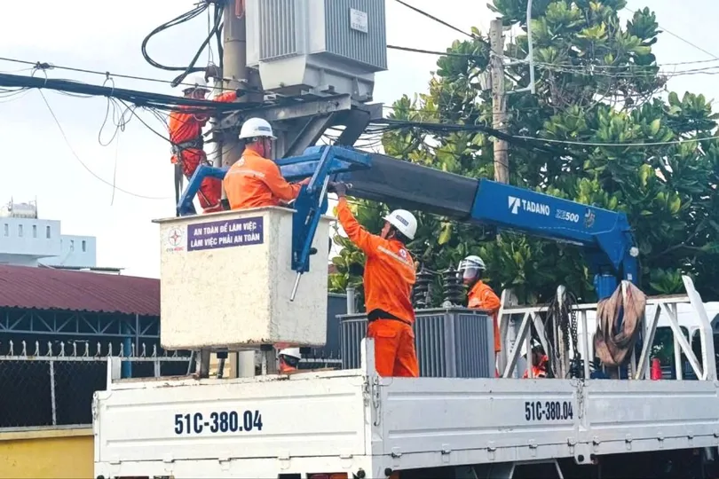 Các đơn vị điện lực đang tăng cường nhân lực ứng phó sự cố do nắng nóng ở miền Bắc và miền Trung. Ảnh: EVN