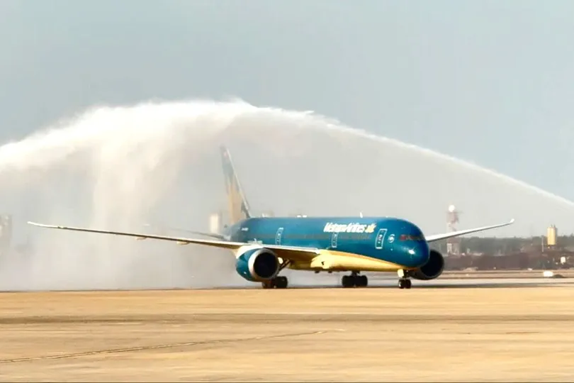Máy bay của hãng hàng không quốc gia Việt Nam Vietnam Airline đáp xuống sân bay Long Thành ngày 15-12-2025