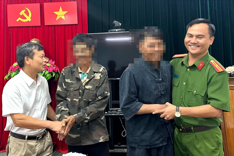 Ông Phạm Văn Toán (thứ 2 từ phải qua) tại trụ sở Công an xã Tu Mơ Rông
