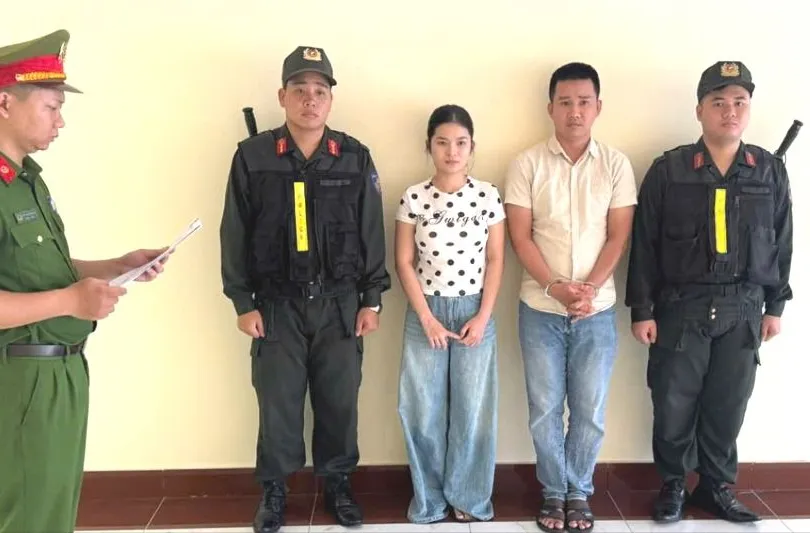 Cơ quan Công an tống đạt Quyết định khởi tố 2 bị can