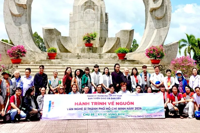 Đoàn công tác Ban Tuyên giáo và Dân vận Thành ủy TPHCM về nguồn với chương trình "Ký ức vùng Biên". Ảnh: THÚY BÌNH