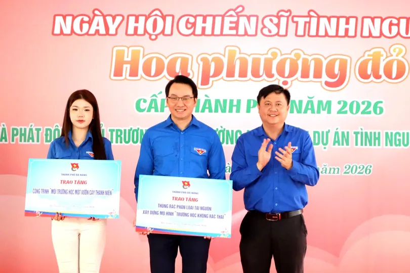 Đại diện Thành Đoàn Đà Nẵng trao tặng công trình “Mỗi trường học một vườn cây thanh niên” và thùng rác phân loại phục vụ mô hình “Trường học không rác thải”