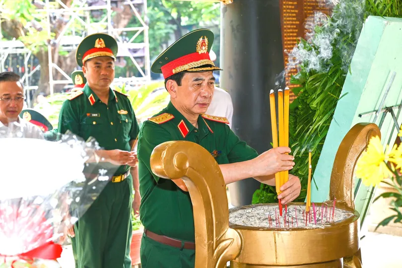 Đại tướng Phan Văn Giang dâng hương tưởng niệm Anh hùng liệt sĩ tại Công viên Lê Thị Riêng