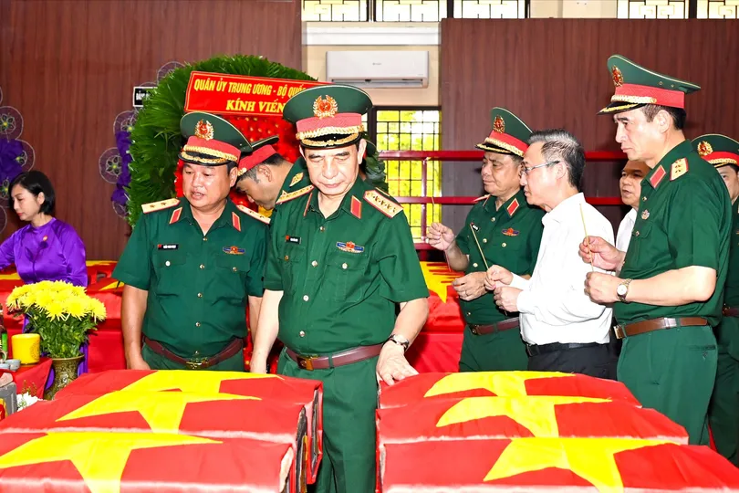 Đại tướng Phan Văn Giang dâng hương tưởng niệm Anh hùng liệt sĩ tại Công viên Lê Thị Riêng