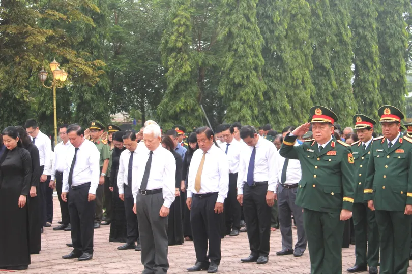 Dâng hương tưởng niệm các Anh hùng liệt sĩ tại Chốt chặn Tàu Ô