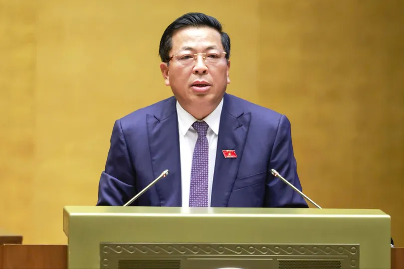 Bộ trưởng Bộ Xây dựng Trần Hồng Minh phát biểu giải trình trước Quốc hội chiều 10-8. Ảnh: VIẾT CHUNG