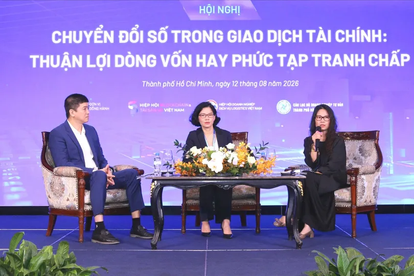 Các diễn giả tham gia phiên thảo luận đầu tiên tại hội nghị. Ảnh: GIA HÂN