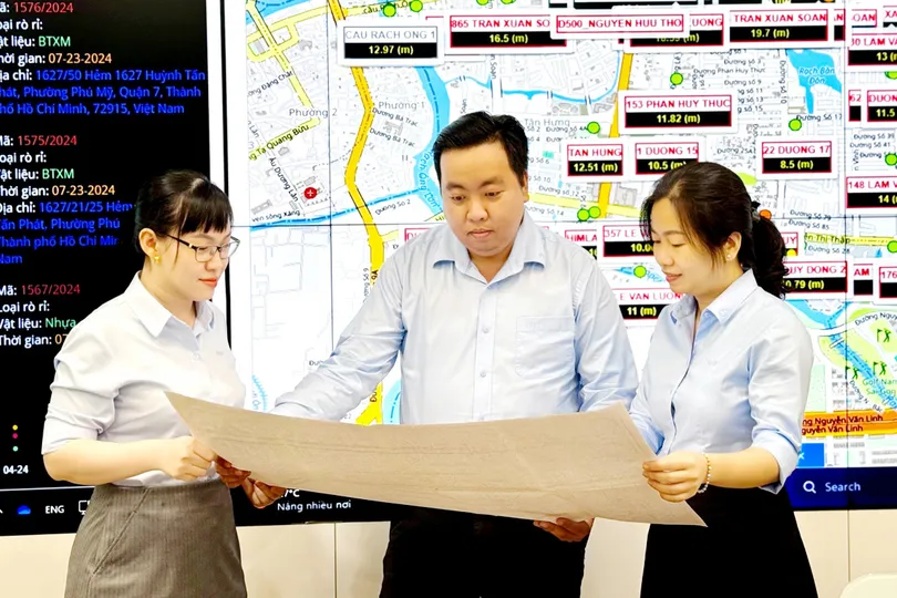 Kỹ sư Nguyễn Minh Hoàng (giữa), Công ty CP Cấp nước Nhà Bè, cùng đồng nghiệp nghiên cứu các cải tiến mới. Ảnh: THÁI PHƯƠNG
