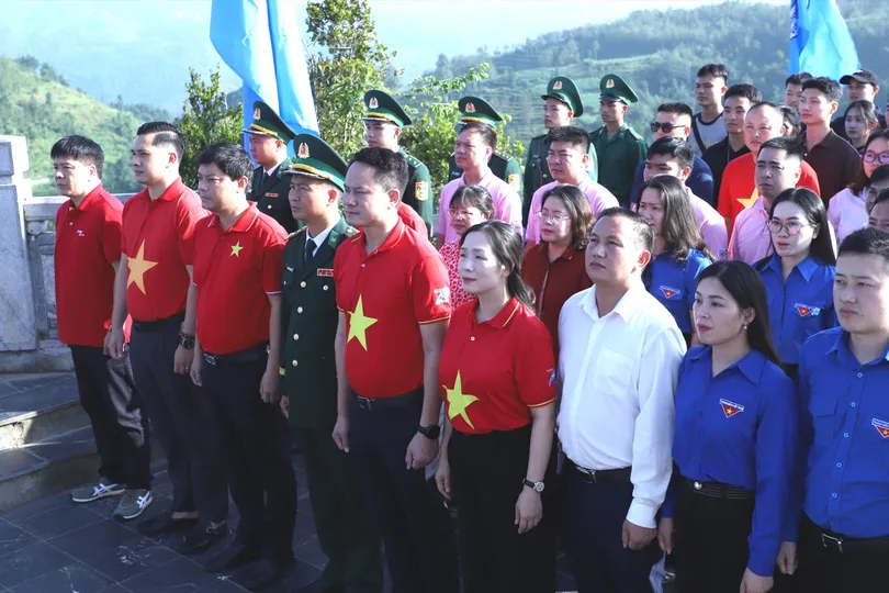 Lễ chào cờ " Tôi yêu Tổ quốc tôi" tại Cột cờ Quốc gia Lũng Cú (Tuyên Quang) ngày 13-7. Ảnh: HỒNG HẢI
