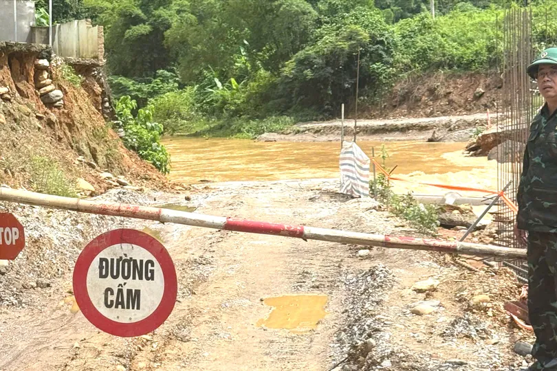 Lực lượng chức năng trực gác tại đường ngập nước sâu ở xã Tam Thái, tỉnh Nghệ An 