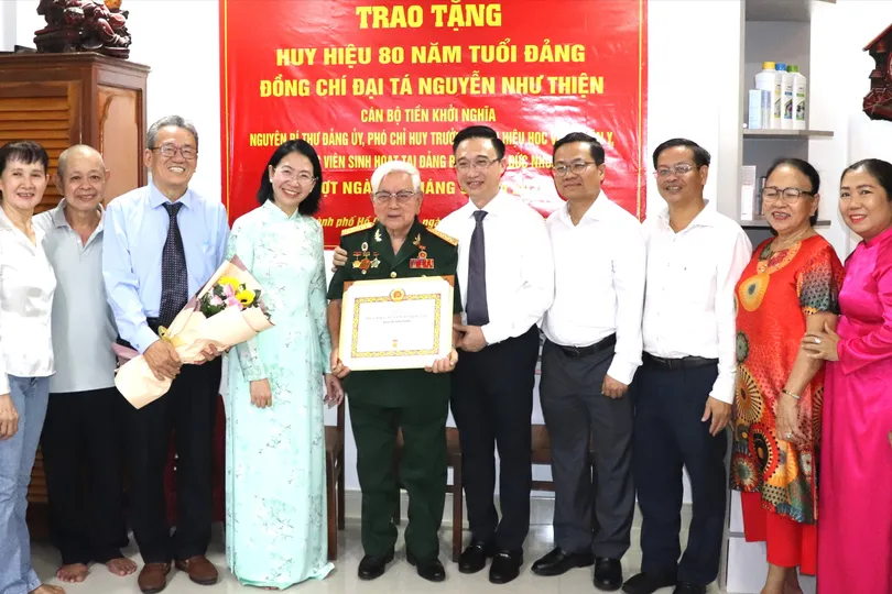 Phó Bí thư Thành ủy TPHCM Đặng Minh Thông chúc mừng đồng chí Nguyễn Như Thiện nhận Huy hiệu 80 năm tuổi Đảng