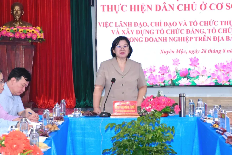 Đồng chí Văn Thị Bạch Tuyết chủ trì buổi làm việc với Ban Chỉ đạo thực hiện dân chủ ở cơ sở xã Xuyên Mộc