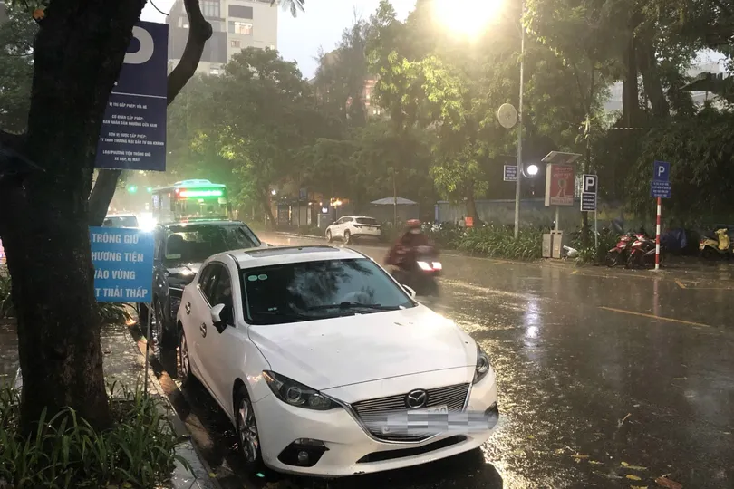 Chiều tối 27-8, nhiều nơi ở Hà Nội có mưa lớn. Dự báo mưa dông tái diễn trong những ngày đầu nghỉ lễ