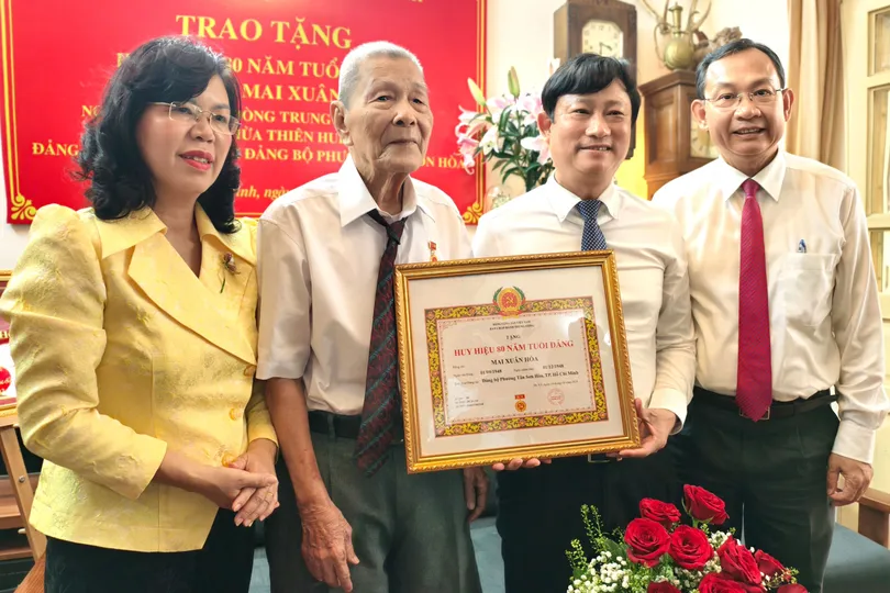 Đồng chí Võ Văn Minh trao Huy hiệu 80 năm tuổi Đảng đến các đảng viên