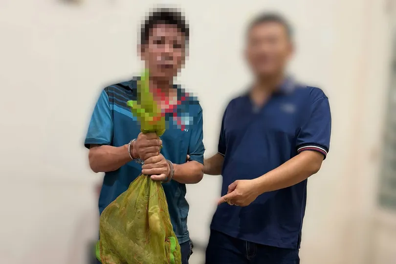 T.T.N. (trái) và tang vật cá thể tê tê. Ảnh: CA TPĐN