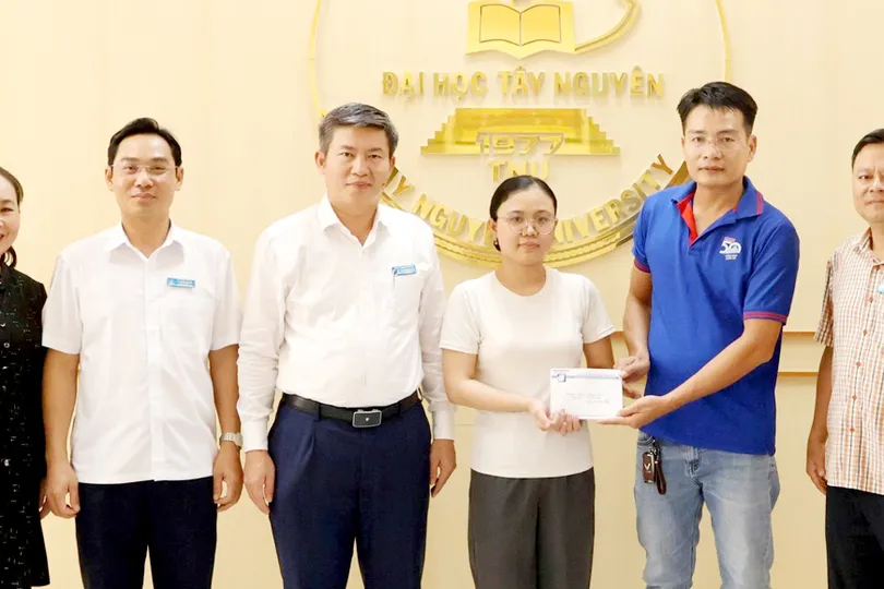 Đại diện Báo SGGP trao 40 triệu đồng của chủ cơ sở Bánh mì Như Lan hỗ trợ Hải Nữ Hoàng Linh. Ảnh: MAI CƯỜNG