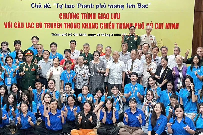 Trại sinh giao lưu với các cựu chiến binh Câu lạc bộ Truyền thống kháng chiến TPHCM. Ảnh: CẨM TUYẾT