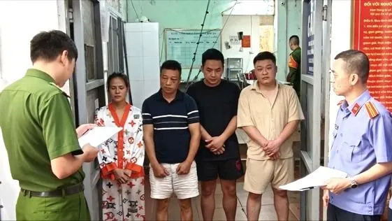 Tạm giữ hình sự 4 người liên quan vụ hành hung tài xế taxi ở Quảng Ninh