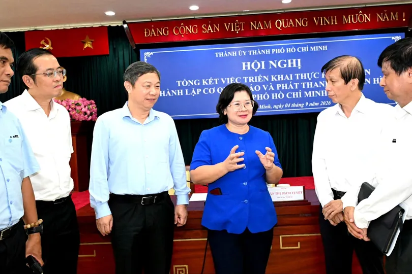 Phó Bí thư Thành ủy TPHCM Văn Thị Bạch Tuyết trao đổi cùng các đại biểu dự hội nghị (Ảnh VIỆT DŨNG)