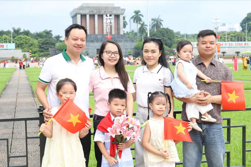 Người dân vui chơi bên Quảng trường Ba Đình dịp kỷ niệm 81 năm ngày Quốc khánh. Ảnh: ĐỖ TRUNG
