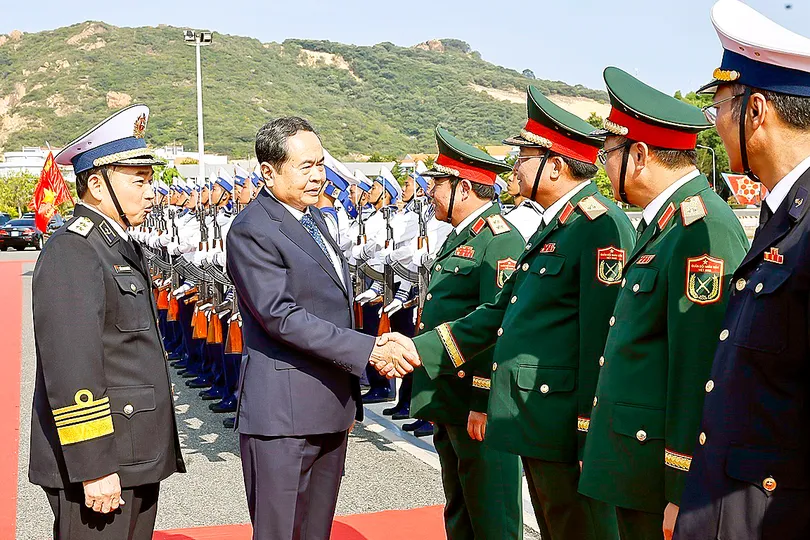 Chủ tịch Quốc hội Trần Thanh Mẫn với lãnh đạo Bộ Quốc phòng, Quân chủng Hải quân và Lữ đoàn Tàu ngầm 189. Ảnh: TTXVN