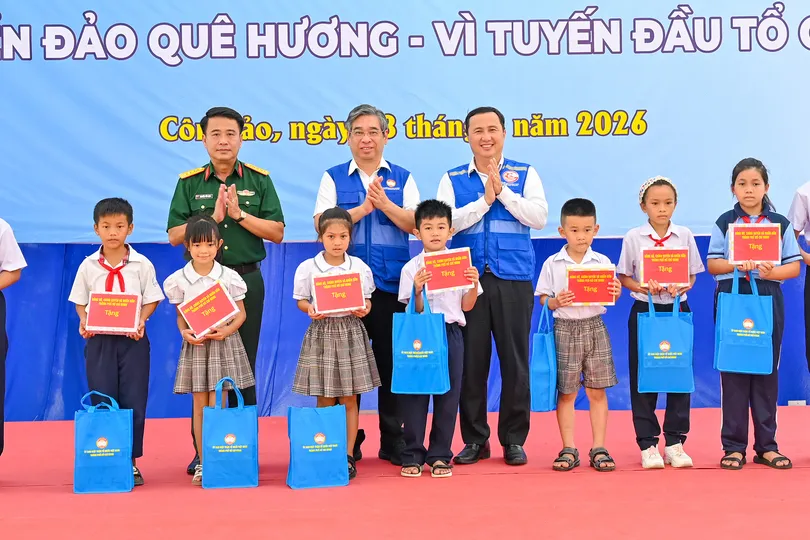Phó Bí thư Thành ủy, Chủ tịch Ủy ban MTTQ Việt Nam TPHCM Nguyễn Phước Lộc cùng các đại biểu trao học bổng tặng học sinh trong chuỗi hoạt động “Trăng thu biên cương”. Ảnh: MẠNH THẮNG