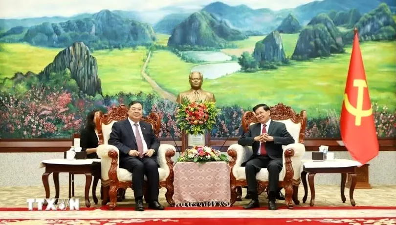 Tổng Bí thư, Chủ tịch nước Lào Thongloun Sisoulith (phải) tiếp Phó Thủ tướng Thường trực Chính phủ Phạm Gia Túc. Ảnh: TTXVN