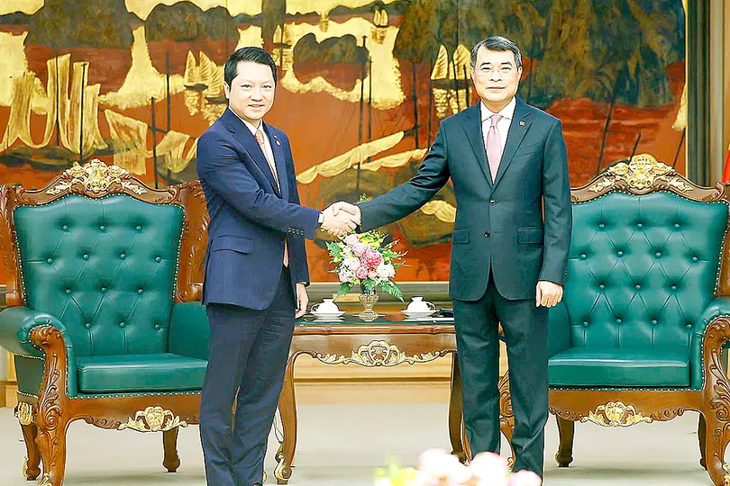 Thủ tướng Lê Minh Hưng tiếp Bộ trưởng Bộ Thanh tra Campuchia Sok Soken, chiều 29-9. Ảnh: VIẾT CHUNG