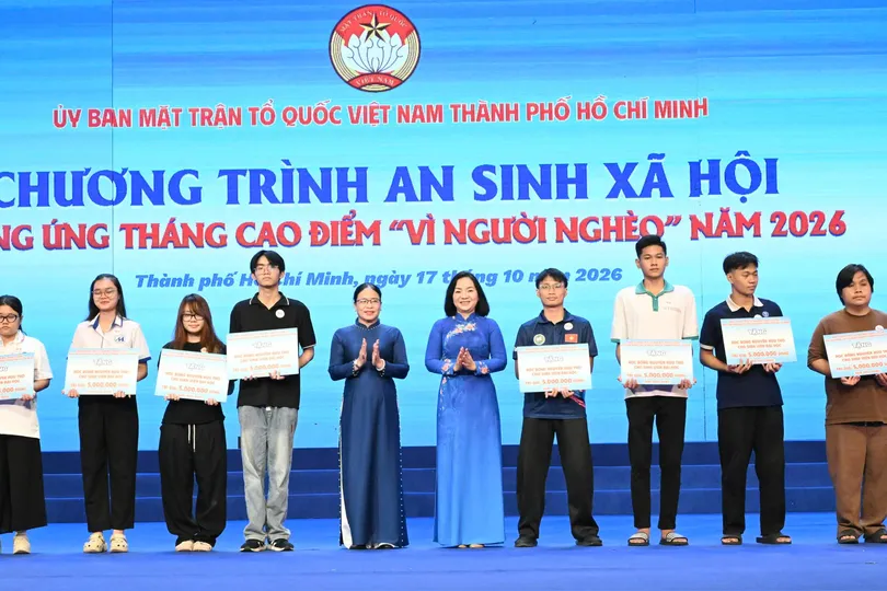 Phó Chủ tịch Thường trực Ủy ban MTTQ Việt Nam TPHCM Trương Thị Bích Hạnh trao học bổng Nguyễn Hữu Thọ đến học sinh, sinh viên hoàn cảnh khó khăn. Ảnh: VIỆT DŨNG