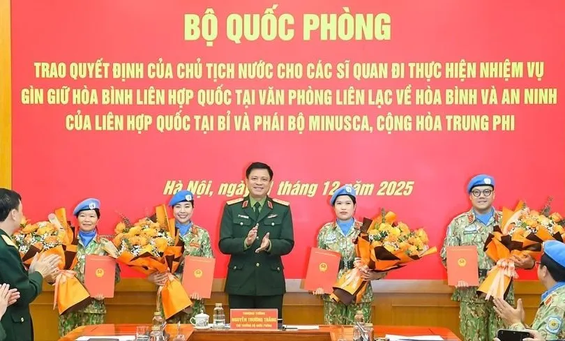 Thượng tướng Nguyễn Trường Thắng và các sĩ quan chuẩn bị lên đường thực hiện nhiệm vụ GGHB LHQ