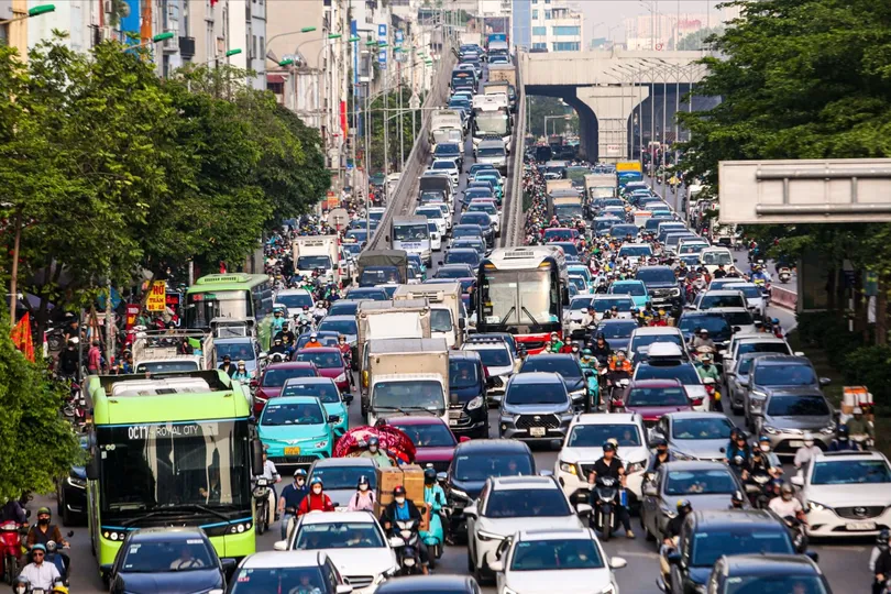 Vào mỗi kỳ nghỉ lễ dài ngày, các cửa ngõ ở Thủ đô thường kẹt cứng do lượng phương tiện giao thông đổ về quê, đi du lịch