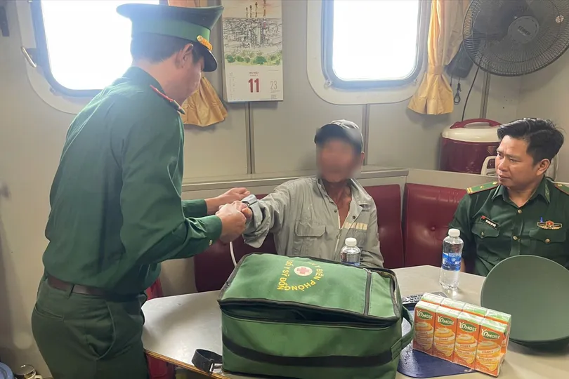 Cứu một ngư dân trôi dạt trên biển Quảng Ngãi