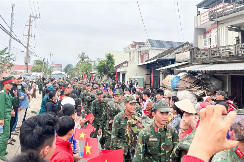 Lưu luyến tiễn bộ đội hoàn thành sứ mệnh giúp dân sau lũ