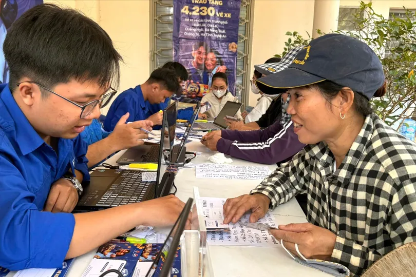 Bà Nguyễn Thị Lệ (quê tỉnh Gia Lai) hành nghề mua ve chai, trong niềm vui nhận được vé xe về quê dịp tết