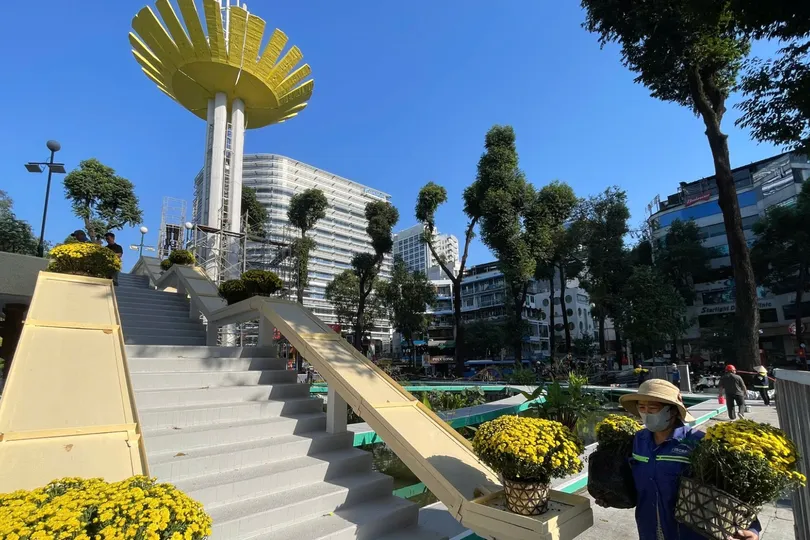 Chỉnh trang khu vực vòng xoay Hồ Con Rùa. Ảnh: HOÀNG HÙNG