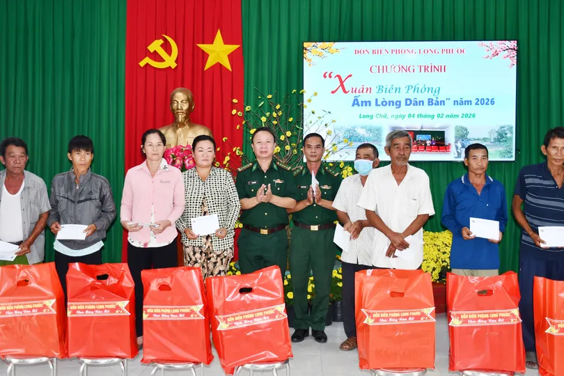 Đồng bào người Thái biểu diễn điệu múa truyền thống mừng Đảng, mừng Xuân tại chương trình