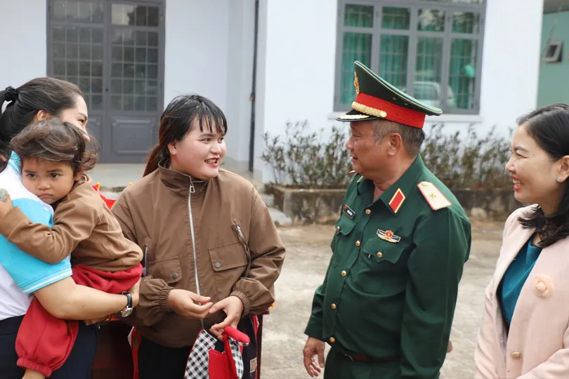 Quân khu 7 thăm, tặng quà các xã vùng biên tỉnh Lâm Đồng