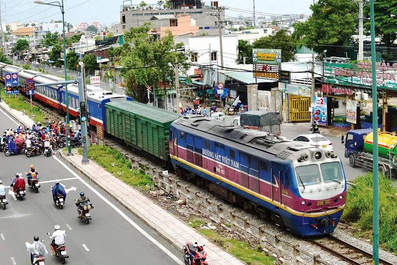 Các tình nguyện viên tại phường Phú Nhuận, TPHCM dọn dẹp vệ sinh đường sắt. Ảnh: THANH HIỀN