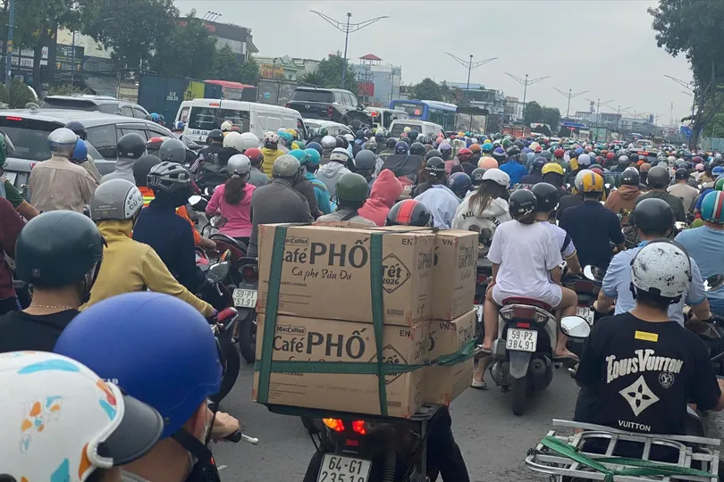 Đường vào sân bay Tân Sơn Nhất ùn ứ nghiêm trọng