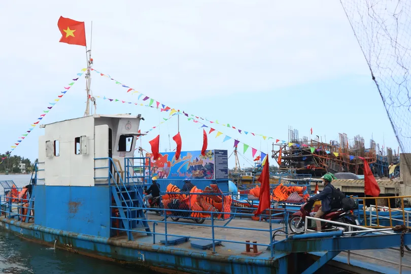 Bến phà nối đất liền với xã đảo Tam Hải trở thành điểm nhộn nhịp nhất trong những ngày cận tết 