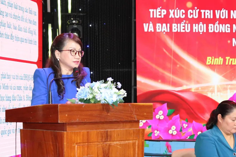 Giám đốc ĐHQG TPHCM Nguyễn Thị Thanh Mai nêu chương trình hành động tại buổi tiếp xúc cử tri phường Bình Trưng. Ảnh: THÁI PHƯƠNG